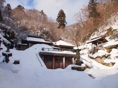 大仏殿と奥の院。

全然雪かきしてない・・・というか・・・雪に閉ざされていて、全く奥へは行けません。

奥の院へ上がる階段も、雪かきされておらず、埋めつくされているように見えます。