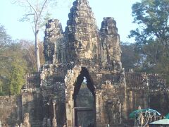 アンコールトムへ。
かつての城砦の都市だ。