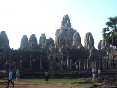 まずはアンコールトム中心にあるバイヨンを見て回る。