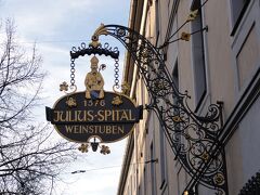 昼食はここで取りました。ユリウスシュピタール醸造所。16世紀創設の施療院で、現在は病院、老人ホーム、ワイナリー、レストランから成る財団法人。
http://www.juliusspital-weinstuben.de
看板の人は、創立者である司教領主ユリウス エヒターでしょうか？