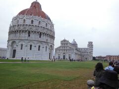 　手前から、洗礼堂、ドゥオーモ、鐘楼(斜塔)です。
　傾いているのは斜塔だけだと思っていましたが、どの建物も全部傾いていました。