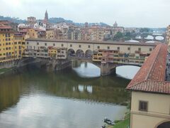 　ウッフィツィ美術館は、内部の撮影が原則禁止です。他の旅行記にもありますが、撮影可能な場所は、このヴェッキオ橋とヴェッキオ宮が同時に見える廊下だけです。
　さて、この美術館で最も有名な作品は、ボッティチェッリの春(プリマヴェーラ)とヴィーナスの誕生です。
　高校の教科書にも載っているほど有名な絵ですが、何かアンバランスな感じがして私はあまり好みませんでした。当然、興味もさほど持っていませんでした。しかし、現物には独特の調和が感じられ、評価を変えることにしました。