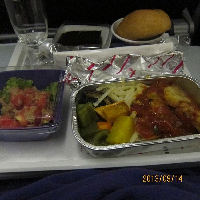 機内食の夕食です。確かチキンだったような・・<br />さっき空港でパッタイを食べたところなのでほとんど残したと思います。