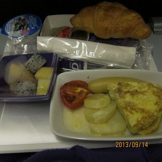 朝食です。オムレツ。<br />味がないので塩をかけて食べました。<br />タイ発ベルギー行きの機内食はいまいちだったかな〜