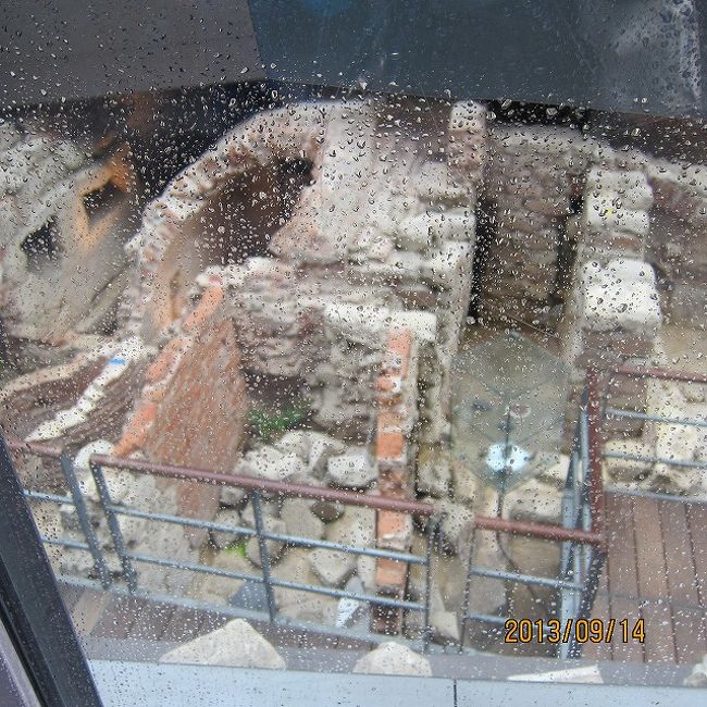 駅からホテルまでの間でかなり迷いました。<br />雨も降りだすしさんざんです。<br /><br />これは地下に何か見つかったのか、掘っていたのをガラス張りで公開しているような。