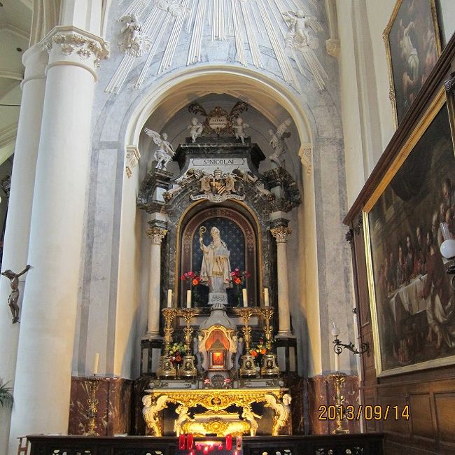 教会ですね。雨なので中に入るという