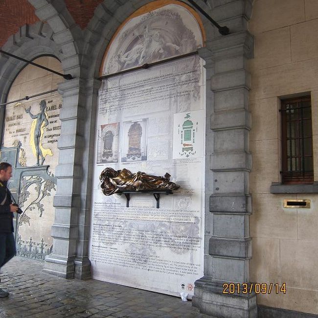 触れば幸運、というセルクラースの像です。<br />３回くらい触りました。<br />お金がたまるっていうネズミはなし、修復中でしょうか