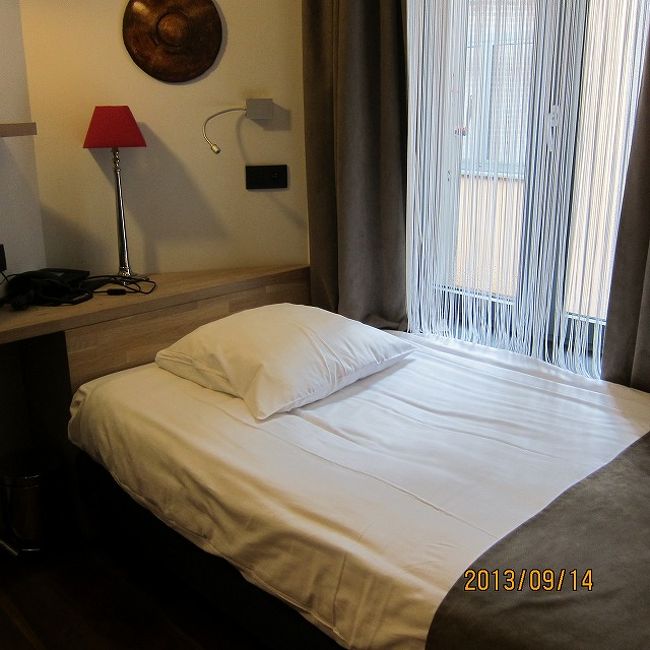 やっとホテルにチェックインできました。<br />サンギャレーブティックホテルというホテルです。<br />シングルルームだと中階になり、エレベーター＋階段でした。<br /><br />行きはいいんですけど、帰りはスーツケース困りました。<br />階段もせまいしねぇ。