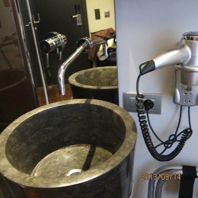 なぜか洗面がベッドの隣にあります。<br />狭さのなせる技。<br /><br />顔を洗うと床に水が落ちます。