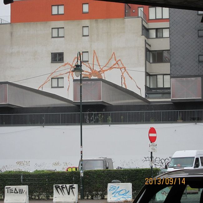 うろうろしています。<br />このベルギーの旅行で再発見しましたが、私めちゃめちゃ方向音痴でした。<br />大体駅を出ると逆方向に向かってます。<br /><br />逆だと思うから、その逆に行く・・というわけにはいかず。<br />結構雑な石畳だったので足がつらかった。