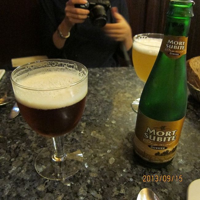 まずはビールです。ガイドブックの指さし注文。