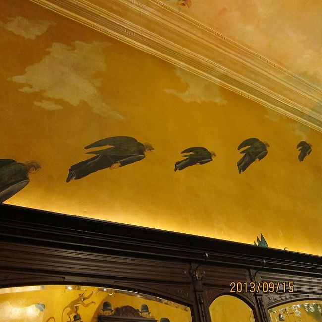 店内の壁にペインティングしてあります。<br />ただただおじさんが飛んで行くだけの絵です。