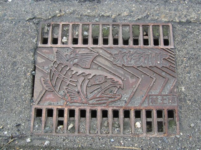 新潟県村上市：鮭の町<br /><br />側溝の蓋が鮭