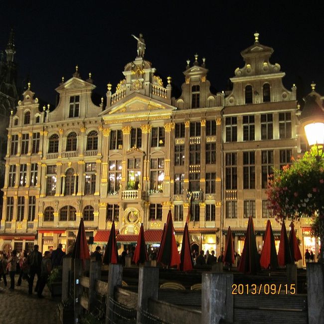 夜のグランプラス。<br />イベントで楽器演奏と歌手の方が歌っていました。<br /><br />早々にホテルへ