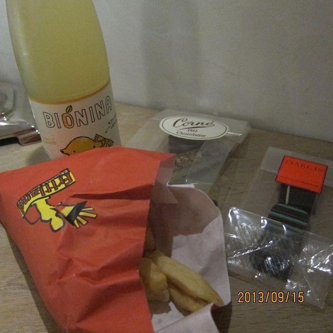 朝です。<br />昨日の残りのフリッツを食べます。<br />冷めたフライドポテトは悲しいですよね。<br /><br />チョコで緩和させます。<br /><br />このホテル、湯沸かしはないのでコーヒーは飲めません。
