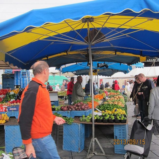 南駅前の朝市です。<br />美味しそうなものがいっぱいありましたが、びびって買えず