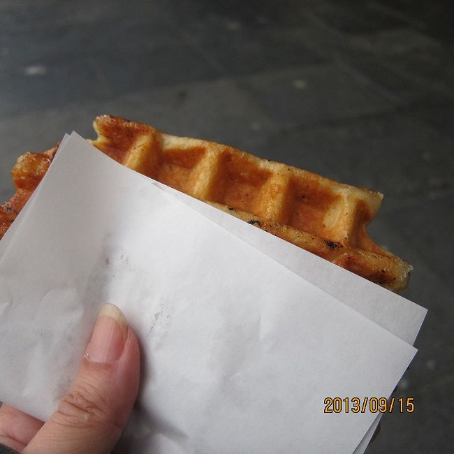 駅前の車屋台でワッフルを購入できました。１，５ユーロ。<br /><br />シンプルですがぬくぬくで美味しい。<br /><br />ちなみにベルギー、９月半ばなのにめちゃ寒かったです。<br />食べ友さんはコートを買っていました。