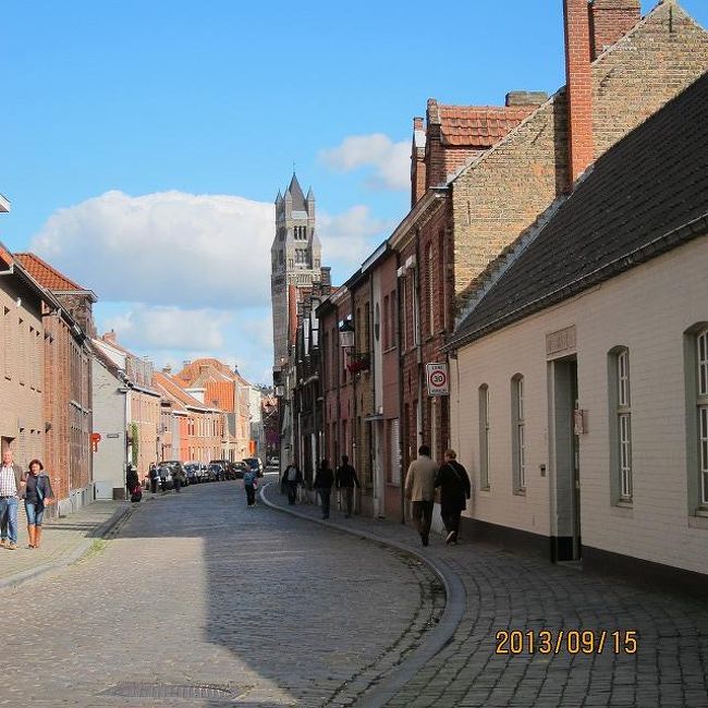 石畳の道を歩いていきます。<br />スーツケースありだときついと思います。<br />私はブリュッセルに戻るのでホテルに預けてました。