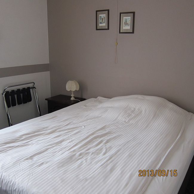 しばらく歩くとホテルに到着。<br />ホテルは掃除中でしたが荷物を置かせていただけました。<br />Hotel 't Voermanshuysというホテル。<br />マルクト広場から程近く、広めの部屋でした。