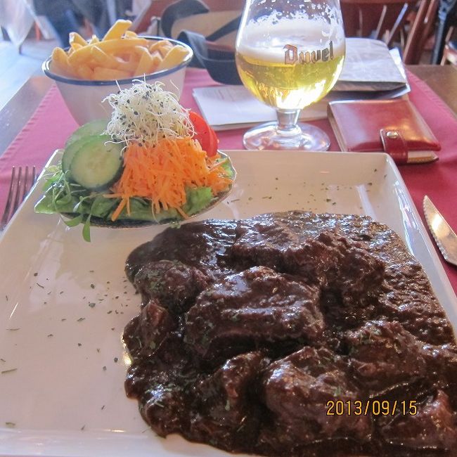 牛肉の煮込みを注文しました。<br />周りはムール貝を注文している方が多かったのですが昨日の夜食べたので・・<br />でもこれも柔らかくてものすごくおいしかったです。<br />フリットにソースをつけるといくらでも行けそうだったのですが、さすがにおなかパンパンになりました。<br />＋コーヒーを頼んで２４ユーロでした。