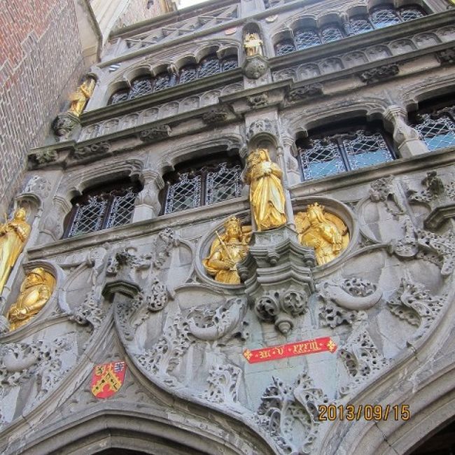 聖血礼拝堂です。キリストの血がしみ込んだ布を見せてくれます。