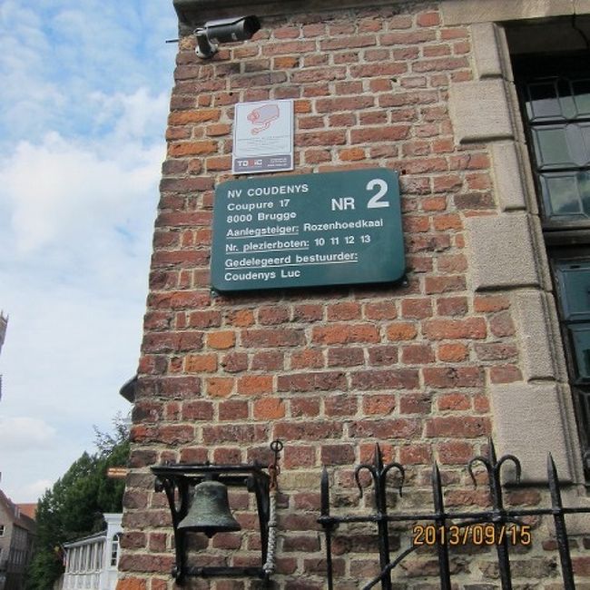 ブリュージュのメインイベントである川下りです。<br />英語での説明はさっぱりわかりませんが、天気がいいので気持ちいいです。７，６ユーロ