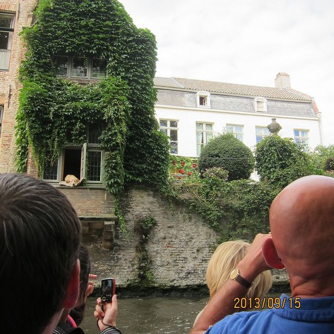 川下り客に大変人気な犬だそうです。<br />ずっとあそこで顔を出していてくれるようです。