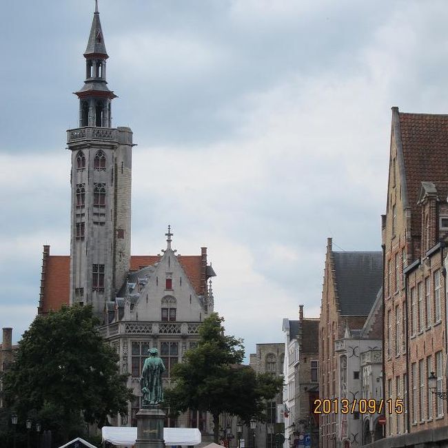 ヤンファンアイクの銅像です。