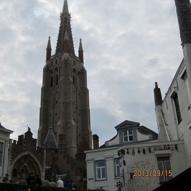 聖母教会です。こういう角度は船ならではかな。