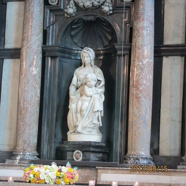 ミケランジェロの聖母子像です。