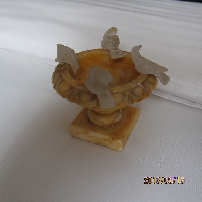 蚤の市で購入、鳩の水盤の置物、たった１ユーロでした。