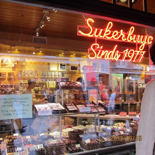 おいしそうなチョコレート屋がならんでいます。