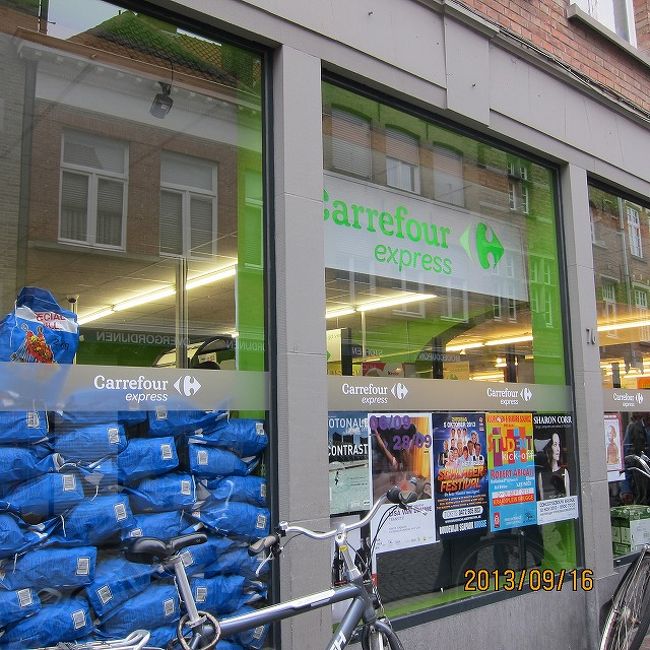 カルフールもありました。<br />日曜日でしたが開いていたので助かりました。<br /><br />ただ、閉店時間が結構早かったような