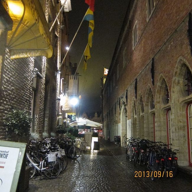 夜１０時くらいかな、ホテルを抜け出します。