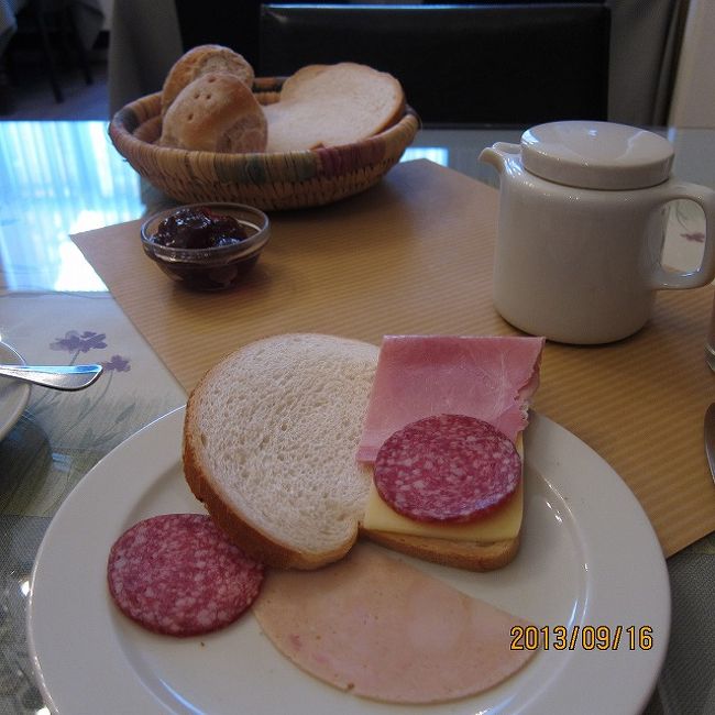 この旅唯一の朝食つきホテルでした。<br />シンプルですが美味しかったです。<br />サンドイッチにして食べました。