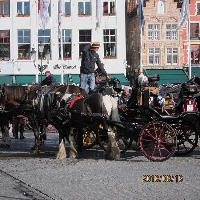 広場には馬車が止まっていました。<br />子犬付きの馬車も！