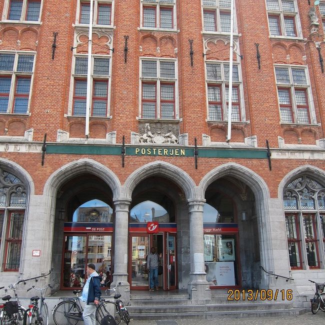 一等地に郵便局です。