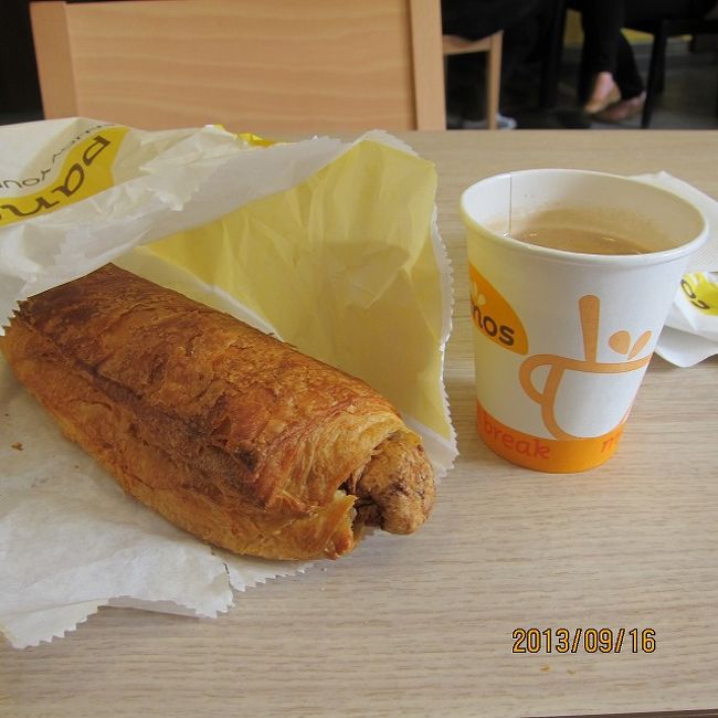 駅中のｐａｎｏｓでソーセージパンとコーヒーの昼食。