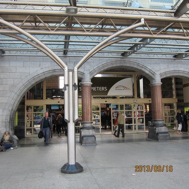 高をくくって歩いて行きましたが、めっちゃ疲れました。<br />ゲントでは中心街へ行くときは必ずトラムに乗ってください。<br />道行も普通の道なので面白いことも見どころもなく、疲れるだけです。