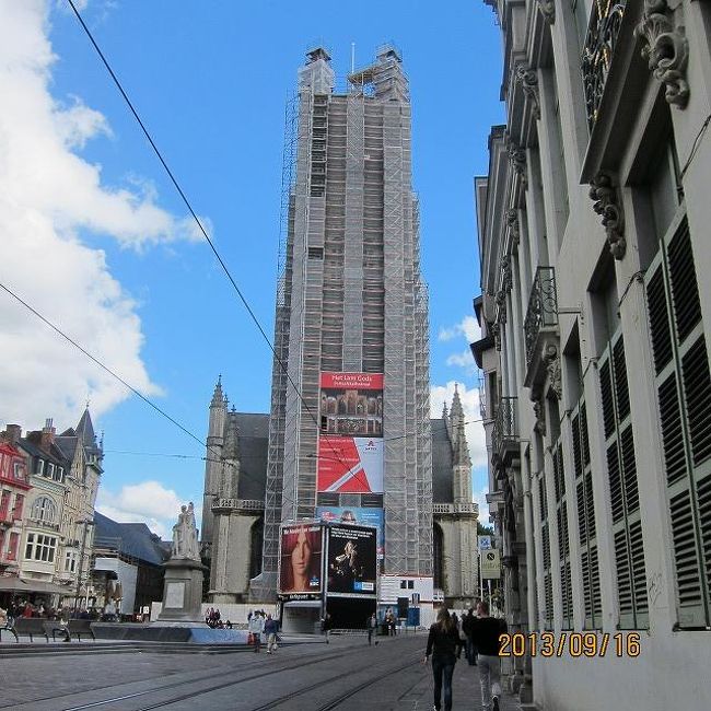 完全な工事中状態ですが、聖バーフ大聖堂です。<br />残念な外観です。<br />中で４ユーロ支払うと神秘の羊が見られます。<br />日本語でのオーディオガイドが借りられ、パネル１枚ずつ丁寧に説明してくれます。<br />椅子が８脚位あるので、座ってじっくり見ることができました。