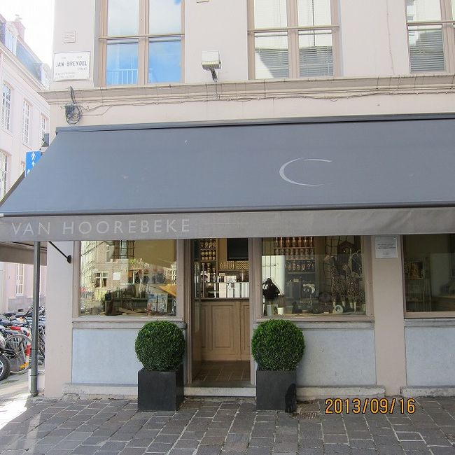 ぶらぶら歩いていると、Cedric Van Hoorebeke Chocolatierというチョコレートショップを角で発見しました。<br />ゲントって歩いていても、ブリュージュほど土産や観光客目当てを出していないので落ち着きます。<br />端正なたたずまいのショップなため高いかな〜と思ってましたが