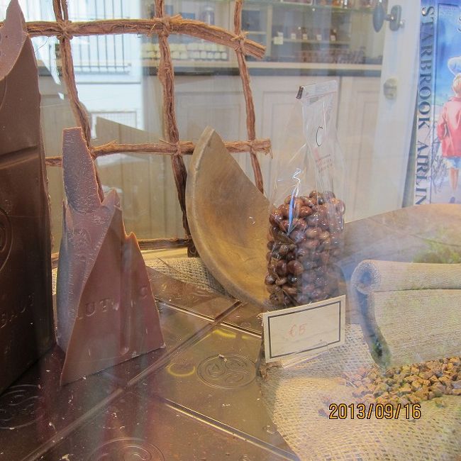 ウィンドーの中のボールチョコが５ユーロとリーズナブルだったため１袋購入、早速歩きながら食べました。<br />で、あまりの美味しさにお土産として２袋購入。<br />このお店は本当にお勧めです。<br /><br />お店に入ると店員さんが奥から出てきます。