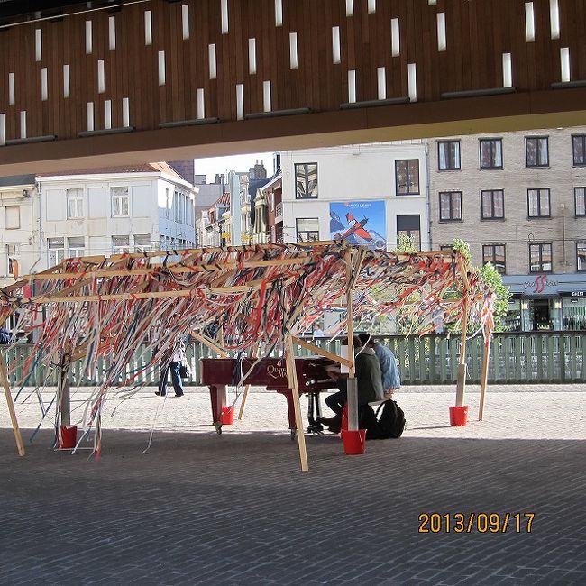 なぜか広場にグランドピアノがありました。<br />勝手に普通の人が弾いていたようです。<br />お世辞にもうまいとは言えなかったので・・