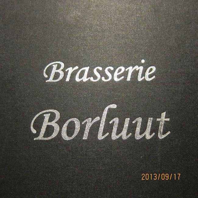 そんなこんなしているうちに夜になって、晩御飯です。<br />こじんまりとしたレストランに断られたり、なかなか決まらないうちに雨が降ってきて・・<br />で、広場に面したレストランに入りました。