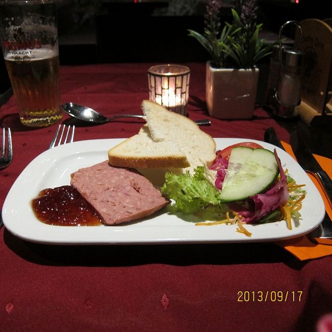 前菜のサラダです。<br />ちらりとビールが見えています・・