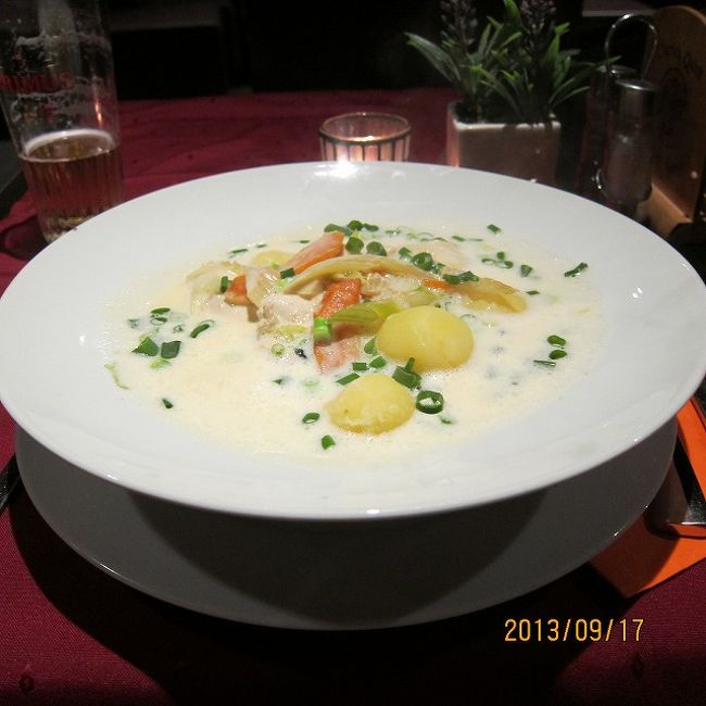 チキンのワーテルゾーイにしました。<br />苦手なセロリが大量に入っていたのでのけて食べました。<br /><br />セロリってかじらなければ平気なんですが・・<br /><br />でも、雨に降られて冷えた体にワーテルゾーイはやさしかったですよ。（ビールは、まぁ・・）