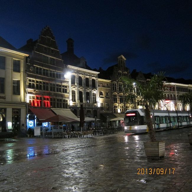 すっかり夜です。<br /><br />お昼間はあんなに天気がよかったのに、油断大敵です。<br />ちょっと前の青空から想像のつかない雨にぬれた石畳です。