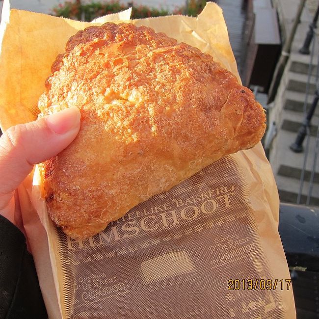 パンゲットだぜ！・・・<br /><br />１，７ユーロでした。川沿いで食べます。<br />外カリッとしていて、なかもちもち。<br />アップルパイでしたが美味でした。