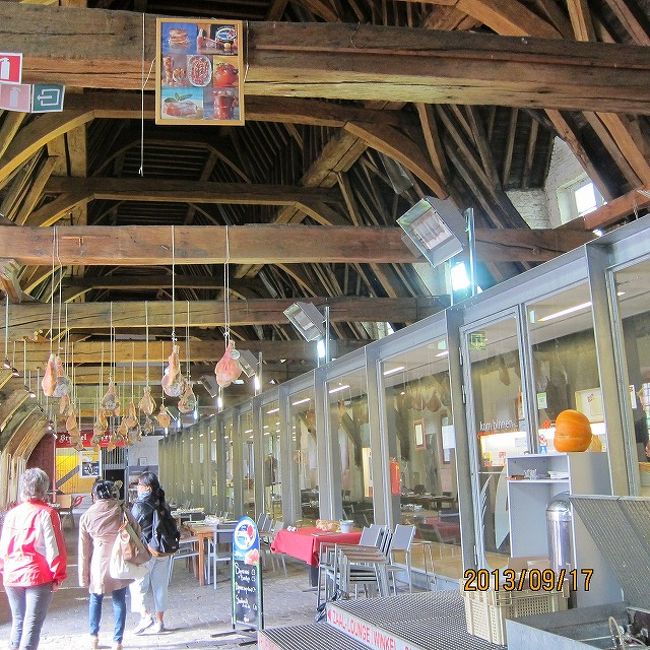 肉広場の中に入りました。<br />レストランもあるようで。