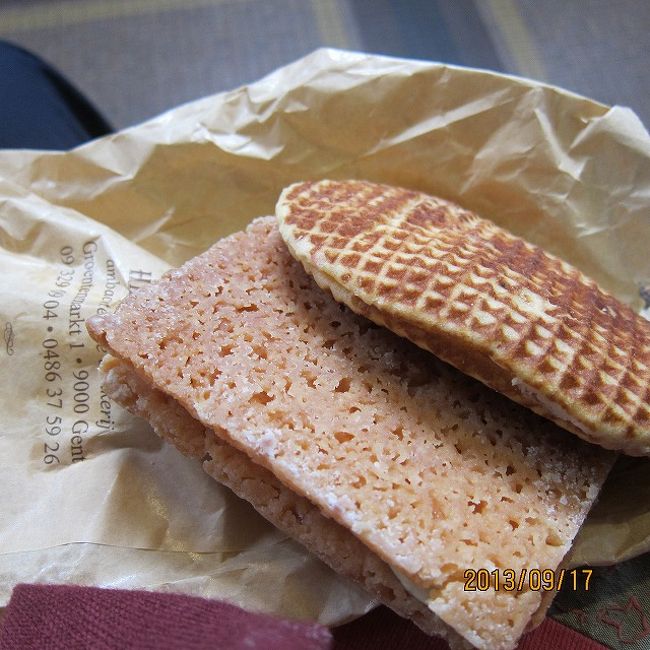 朝のパン屋でおやつを買いこみます。両方２ユーロ。<br />中にはさんだクリームが濃厚で美味しかったです。<br /><br />上の薄いワッフルのようなものは、スーパーでロータス社のものが売っていたので買いました。名物かな。<br /><br />ブリュッセルへ戻る車中で１つ食しました。